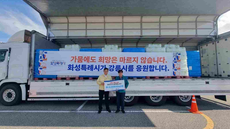 화성특례시 김기두 안전건설국장과 강릉시 김동율 안전국장이 기념촬영을 하고 있다.