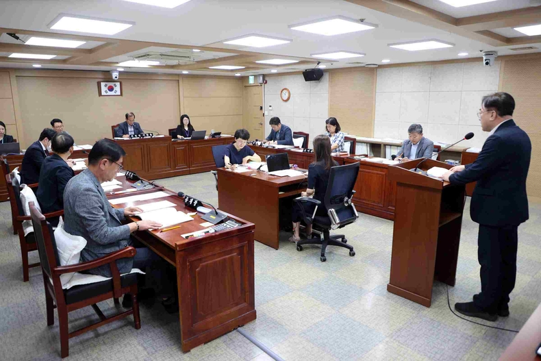 도시미래위원회 2025년도 주요업무 추진실적 보고 청취 모습