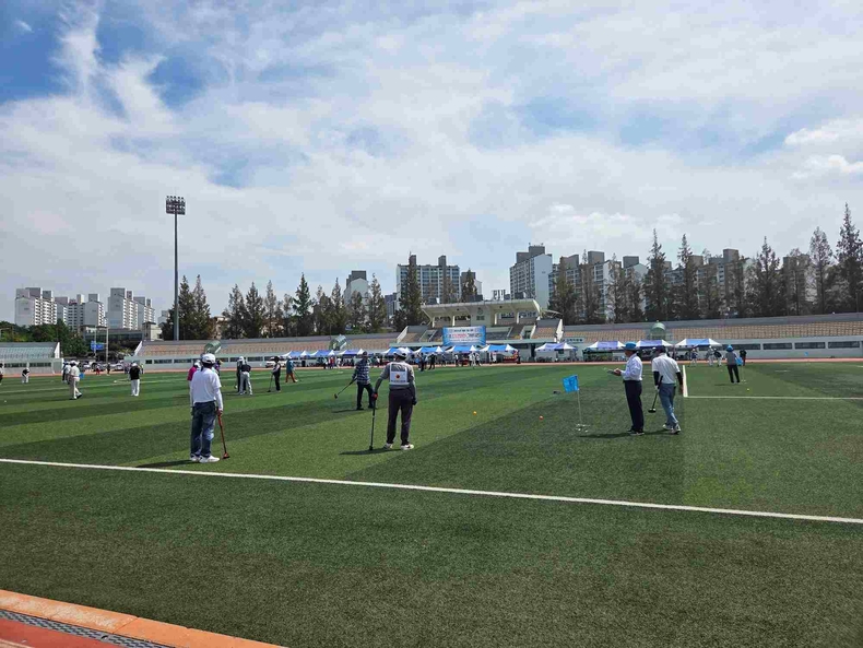 오산종합운동장에서 제13회 대한노인회 경기도 연합회장배 그라운드골프대회가 성황리에 개최됐다.