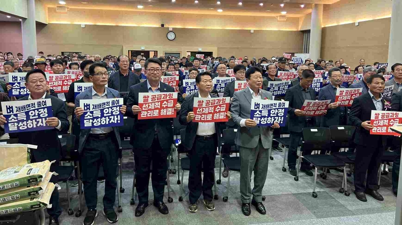 방성환 경기도 농정해양위원회 위원장이 가평군에 위치한 좋은아침연수원에서 열린 제10회 한국쌀전업농 경기도연합회 대회에 참석해 축사를 전하고, 현장에서 우리 쌀 산업을 지켜내고 있는 쌀전업농 회원들을 격려했다.
