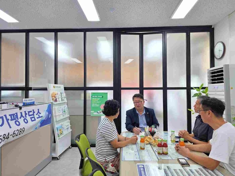 임광현 경기도의회 교육기획위원회 소속 의원이 경기도의회 가평상담소에서 용추계곡소상공인협회와 간담회를 갖고, 최근 집중호우로 피해를 입은 소상공인의 실태를 청취하며 수해 복구 및 생존권 보장을 위한 실질적인 대책을 논의했다.