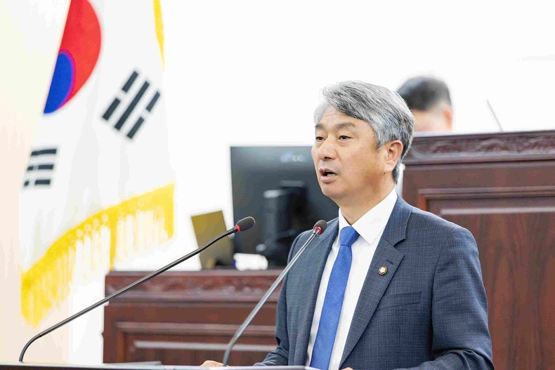 장철규 화성특례시의회 기획행정위원장이 제244회 임시회 제1차 본회의 5분 자유발언을 통해 이주노동자의 주거·생활환경 개선을 위한 적극적인 관심을 촉구했다. 5분발언을 하고 있는 장철규 의원.