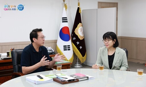 양평군의회가 제30대 경기도양평교육지원청 여미경 교육장이 군의회를 방문해 양평 교육 발전 방안을 논의하고 협력 방안을 모색했다.
