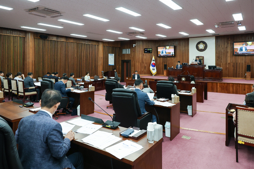 여주시의회가 제1차 본회의를 열고 오는 11일까지 10일간의 일정으로 제77회 임시회에 들어갔다.