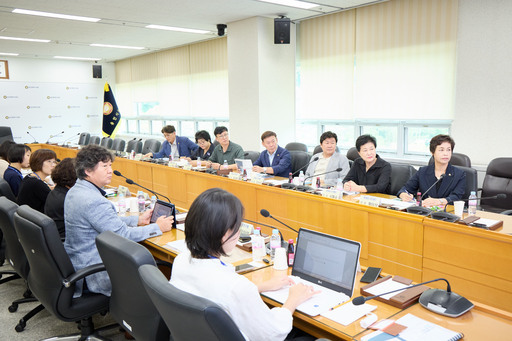 용인시의회 의원연구단체 관광도시브랜드가 의회 대회의실에서 연구 활동의 중간성과를 공유하고 앞으로 연구 방향을 논의하는 중간보고회를 개최했다.