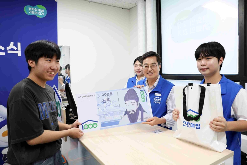 3일 문을 연 가천대학교 천원매점 일일 점원에 나선 김동연 경기도지사가 대학생들과 매점 음식을 나누며 기후위기 등 다양한 주제를 가지고 소통했다.