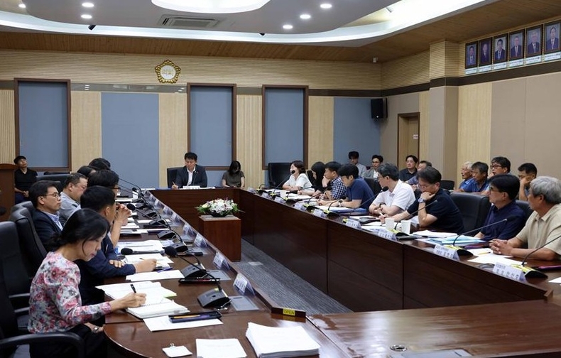 이기형 평택시의원이 덕국제신도시 3단계 성토공사로 인한 주민 갈등 해결을 위한 간담회’를 평택시의회 간담회장에서 개최했다.