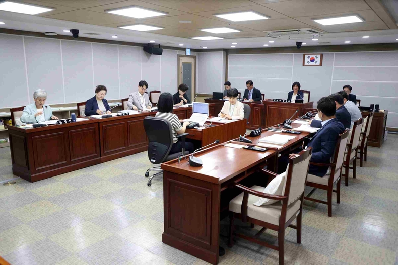 수원특례시의회 기획경제위원회가 감사관, 공보관, 홍보기획관, 인권담당관, 대외협력사무소, 기획조정실 소관부서에 대한 2025년도 주요업무 추진실적 보고를 청취했다.