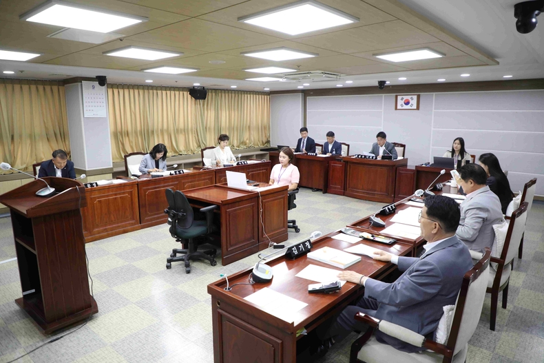 수원특례시의회 보건복지위원회가 4개 구청, 시민복지국 소관부서에 대한 2025년도 주요업무 추진실적 보고를 청취했다.