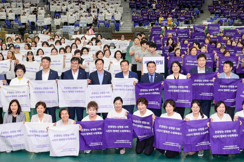 이재준 수원시장, 이재식 수원시의회 의장, 김준혁 의원(수원시정) 등이 양성평등주간 기념식 참석자들과 함께하고 있다.
