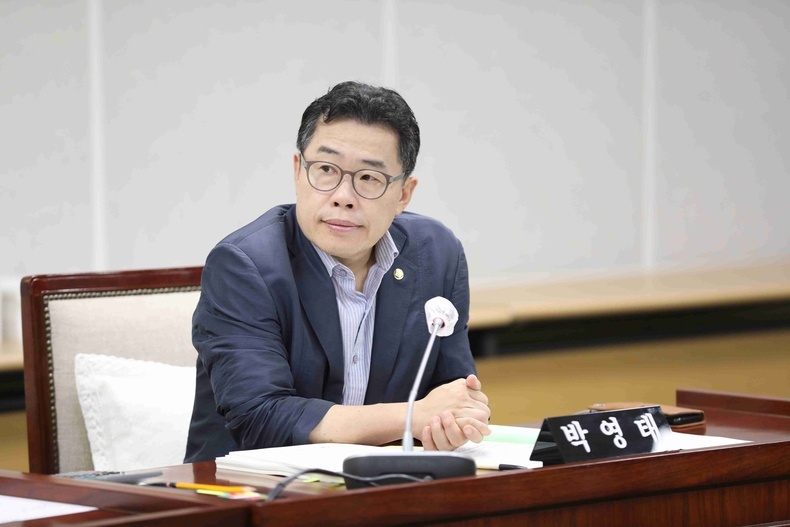 박영태 수원특례시의회 문화체육교육위원회 의원이 제395회 임시회에서 문화청년체육국, 화성사업소, 도서관사업소, 박물관사업소, 수원시립미술관, 시민협력교육국에 대한 주요업무보고를 청취하며, 시민 편의와 예산 효율성을 동시에 높일 수 있는 정책적 개선 방안을 제안했다.