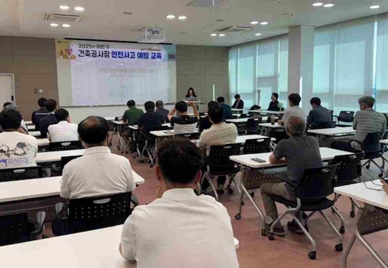 안성시 건축과 지역건축안전센터가 안성맞춤 아트홀 대회의실에서 관내 건축공사 현장 관계자들을 대상으로 ‘사고없는 안전한 현장조성’을 위한 안전사고 예방 교육을 진행했다.