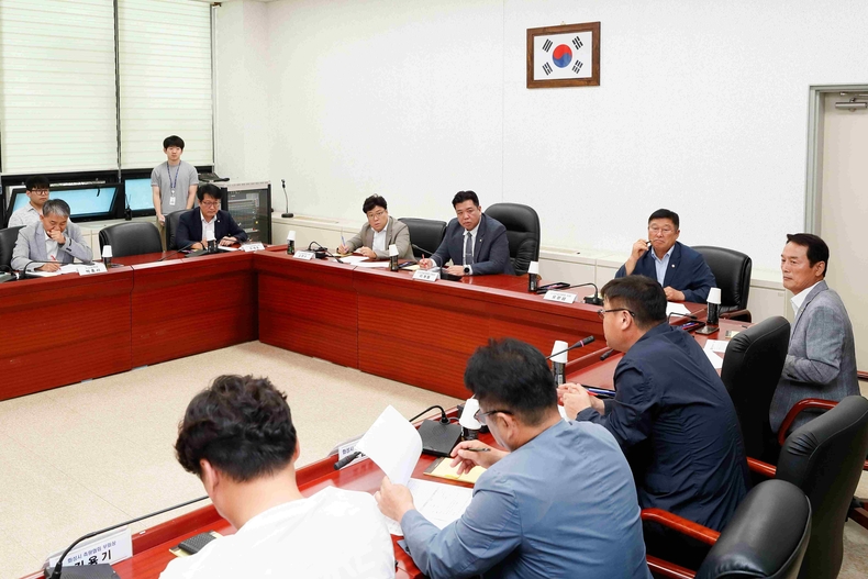 화성특례시의회 도시건설위원회가 의회 대회의실에서 화성시 측량협회 임원들과 간담회를 개최해 측량 업무와 관련한 현안 및 건의 사항을 심도 있게 청취했다.