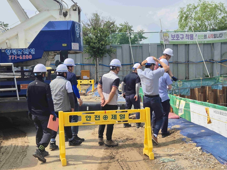 경기도가 집중호우·강우로 취약해진 지반침하 사고 위험에 대비해 지하안전 전문가로 구성된 ‘경기도 지하안전지킴이’와 함께 8일부터 23일까지 용인, 파주, 의정부, 광명, 이천, 구리 등 6개 시군 지하개발 사업장 10곳을 대상으로 현장 점검에 나선다.