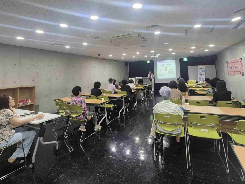 오산시보건소 치매안심센터가 오는 10월30일까지 관내 60세 이상 어르신을 대상으로 하반기 치매 예방교실 ‘뇌, 기억지킴이’ 5·6기 프로그램을 운영한다.