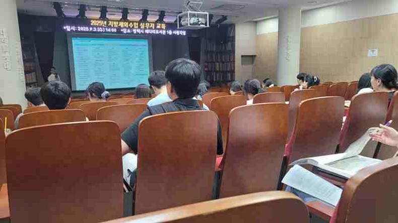 평택시가 배다리도서관 1층 시청각실에서 세외수입 부과·징수 담당자 45명을 대상으로 “2025년 지방세외수입 실무자 교육”을 실시했다.