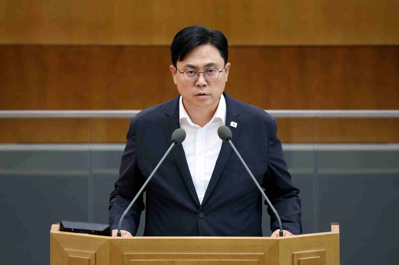 경기도의회 더불어민주당 총괄수석부대표 이용욱 의원이 경기도의회 제386회 임시회 제1차 본회의에서 5분 자유발언을 통해 ‘파주시의 특별한 희생에는 반드시 특별한 보상이 뒤따라야 한다’며 파주시에 대한 전향적이고 실질적인 지원을 강력히 촉구했다.