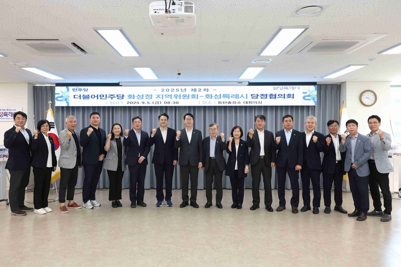 정명근특례시장(중앙)이 전용기 국회의원(좌측, 더불어민주당 화성시 정지역)과 기념촬영을 하고 있다.