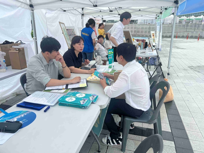 경기도가 광주시청 와스베(WASBE) 광장에서 ‘2025년 찾아가는 주거복지 상담’을 진행했다.