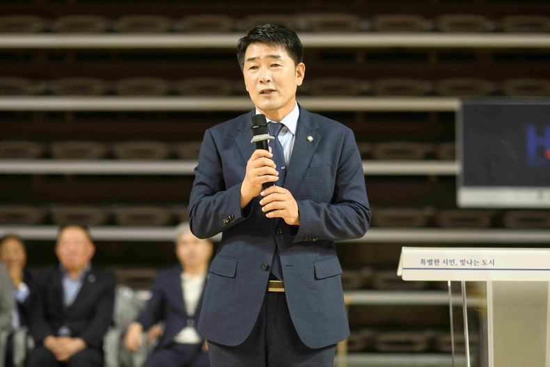 배정수 의장이 화성종합경기타운 실내체육관에서 열린‘제12회 화성특례시탁구협회장배 탁구대회’에 참석해 탁구 동호인들의 화합과 열정의 무대를 축하했다.