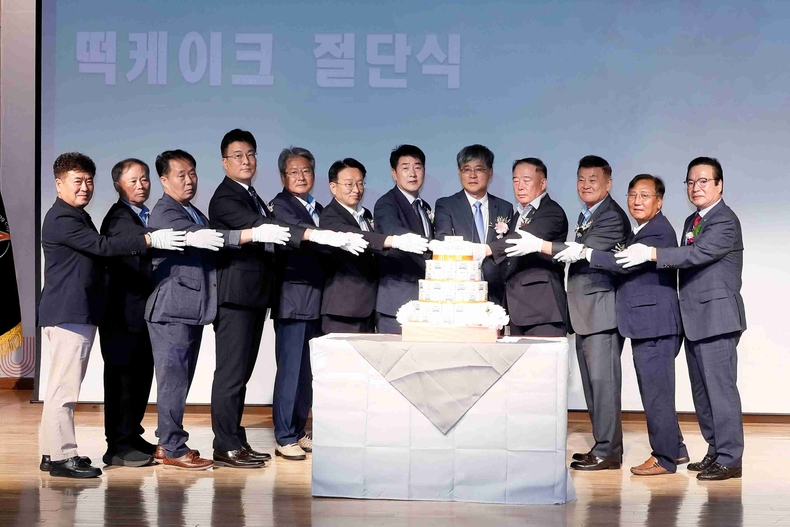 화성특례시의회가 정남면 행정복지센터 2층 누리홀에서 열린 화성특례시체육회 종목단체협의회 출범 및 회장 취임식에 참석해 새로운 출발을 축하했다.