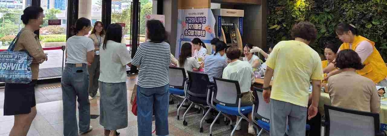 평택시가 심뇌혈관질환 예방관리 주간(9월1~7일)을 맞아 시민들의 혈관 건강 인식을 제고하기 위해 ‘자기 혈관 숫자 알기, 레드서클 캠페인’을 추진하고 있다.