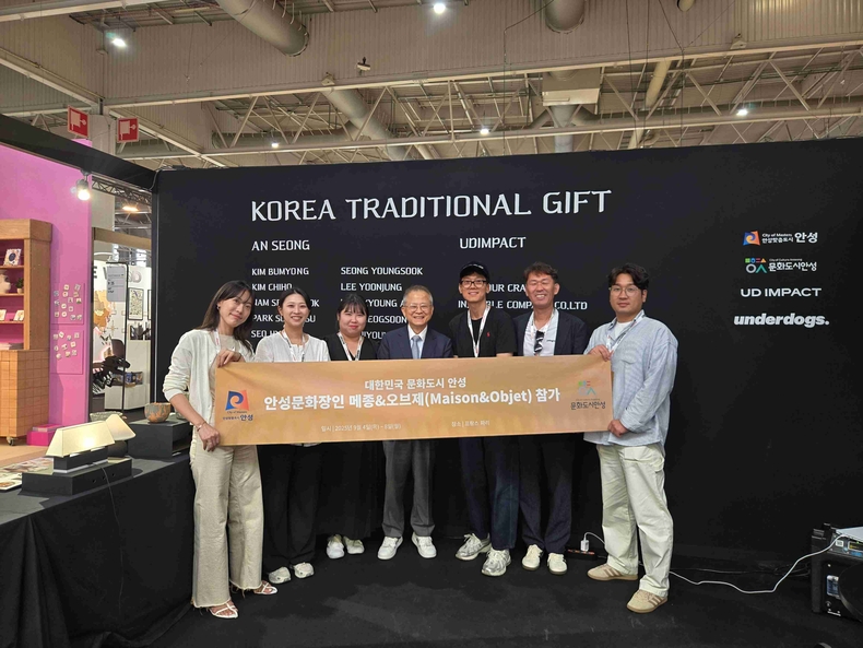 안성시가 프랑스 파리에서 열린 세계적인 공예·디자인 박람회 ‘2025 메종 오브제(Maison&Objet)’에 지역 문화장인들과 함께 참여해 한국 전통 공예의 우수성과 예술성을 세계 무대에 선보였다.