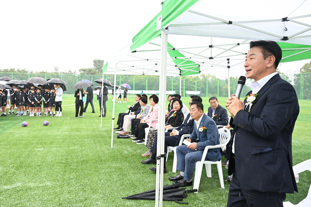 김동근 의정부시장이 의정부종합운동장 옆 녹양동 산89-15번지 일원에서 열린 '녹양보조축구장' 준공식에 참석했다.