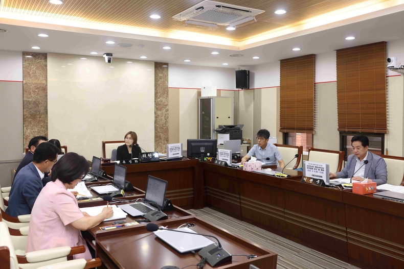 2025년도 행정사무감사 조치결과 보고 및 청취하는 평택시의회.