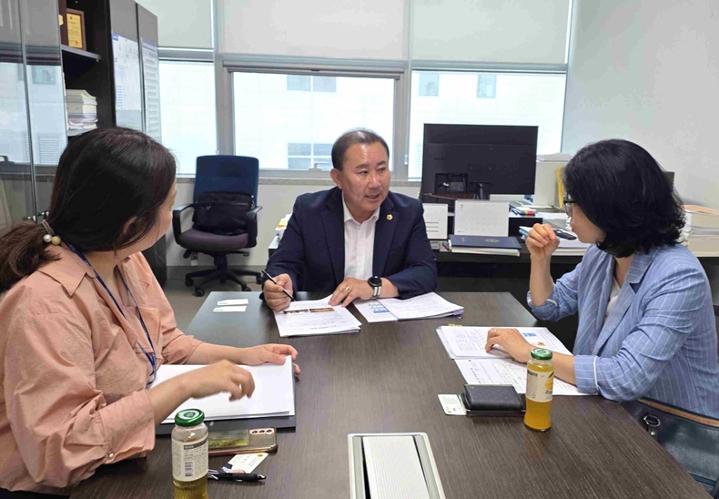 김철진 경기도의회 미래과학협력위원회 의원이 최근 과도한 수수료로 고통받는 소상공인을 보호하기 위해 경기도 공공 배달앱 '배달특급'의 역할을 강화하고 현장의 아이디어를 수렴해 본격적인 재무장에 나서야 한다고 강력히 촉구했다.