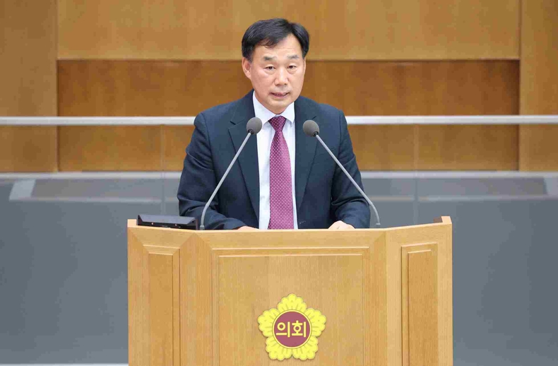 경기도의회 농정해양위원회 부위원장 윤종영 의원이 제386회 임시회 제2차 본회의 도정질문에서 김동연 경기도지사를 상대로 세입 예측 실패, 감액 추경의 불가피성, 경기북부와 농업 예산의 희생 우려를 지적하며 향후 재정 운영 방향에 대해 집중 질의했다.