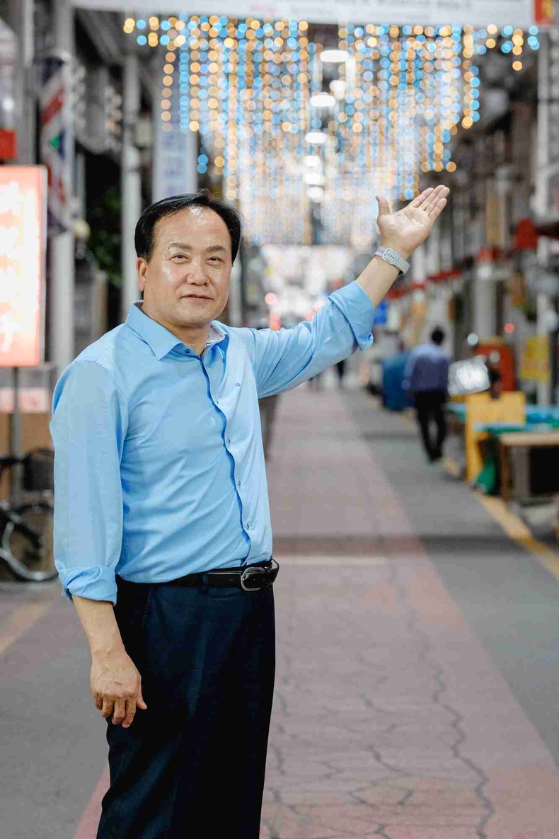이권재 시장이 ‘오산오색시장 안전·경관조명 점등식’에 참석에 축하했다.