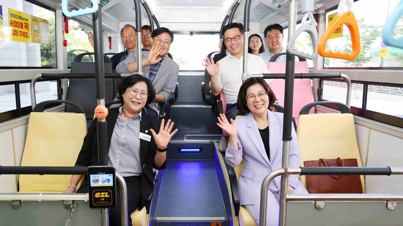 안성시가 시민들의 대중교통 편의를 높이기 위해 지난 7월 운행을 시작한 91번 노선에 이어 오는 16일부터 시내순환버스 90번 노선을 추가 개통한다.