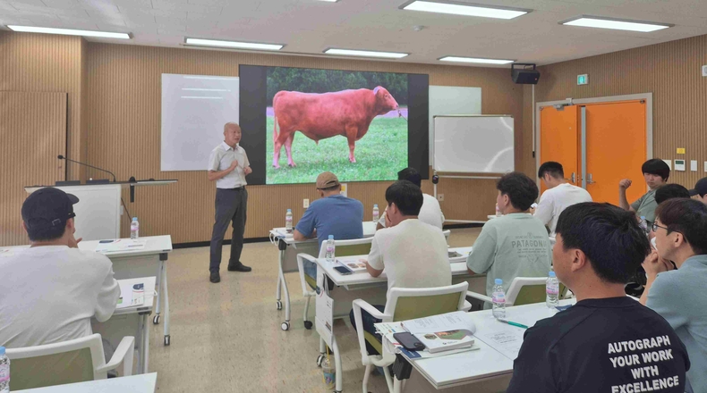국립축산과학원 주관 ‘경영 분야 축산현장 맞춤형 종합 컨설팅_을 하고 있다.