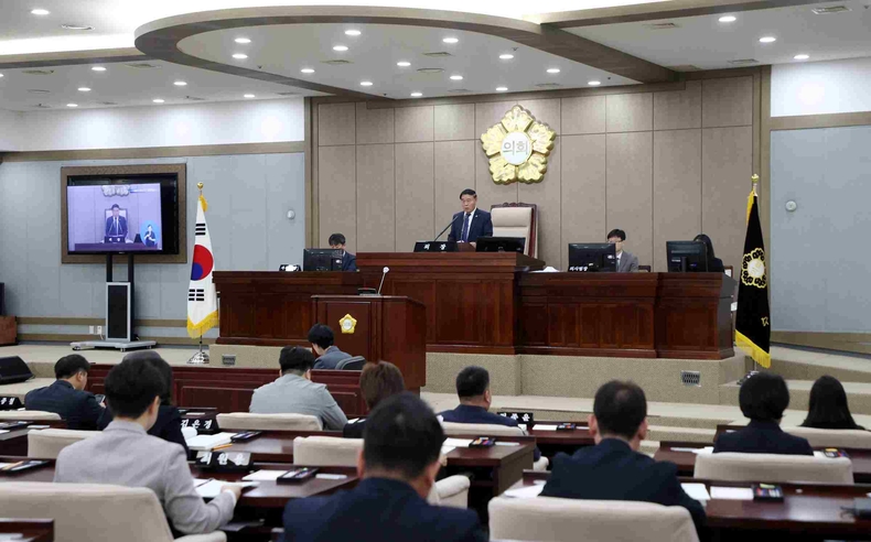 수원특례시의회가 10일 제395회 임시회 제2차 본회의를 열고 지난 1일부터 10일까지 이어진 10일간의 의사일정을 모두 마무리했다.