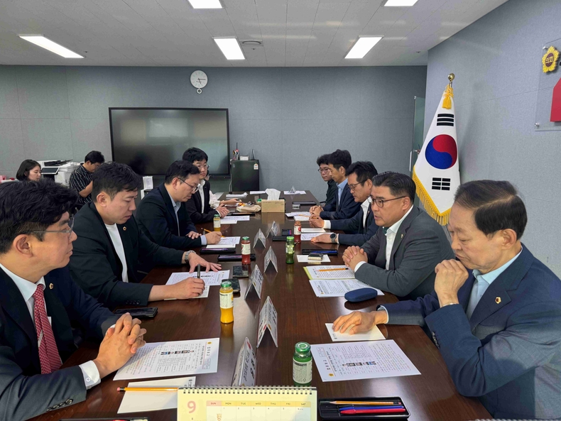 경기도의회 교섭단체 국민의힘이 경기도 발전과 도민의 삶의 질 제고를 위한 정책 추진을 목표로 9일 오후 국민의힘 회의실에서 실무회의를 갖고 정책위원회를 본격 가동했다.