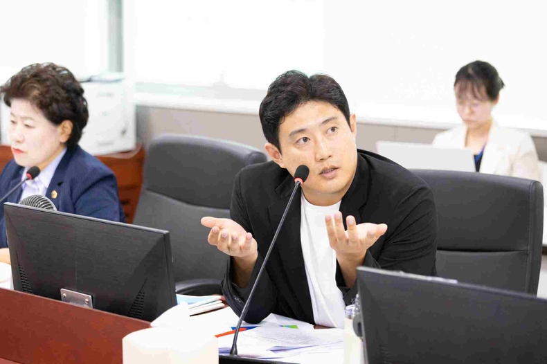 이상원 경기도의회 의원이 10일 열린 경제·사회혁신경제 분야 출연금 동의안 심사에서 경기도 출자·출연기관들의 인건비 과다 편성 문제를 지적하며 ‘지방출자·출연기관 예산편성 세부지침’에 따른 철저한 준수를 요구했다.