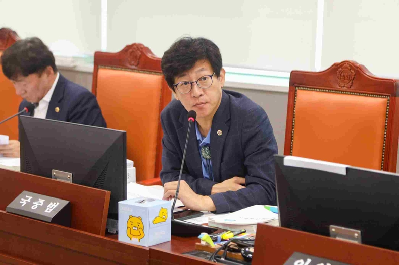국중범 경기도의회 의원이 제386회 임시회 안전행정위원회 2025년도 제2회 추가경정예산안 심사에서 경기도의 고향사랑기부제 운영 실태를 점검하며, 성과 관리와 홍보 강화의 중요성을 강조했다.