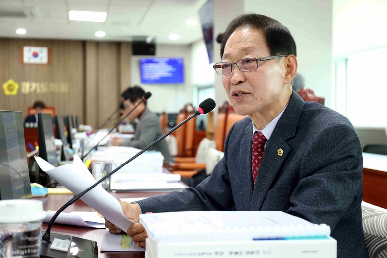 윤재영 경기도의회 문화체육관광위원회 의원이 제386회 임시회 2025년 제2회 추가경정예산 편성안 심사에서 ‘예술인 기회소득 사업’과 ‘장애인체육 지도자 배치 사업’의 반복되는 예산 감액 문제를 강하게 질타했다.