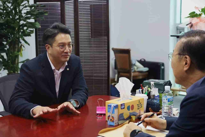 전용기 의원이 최근 국회에서 김윤덕 국토교통부 장관과 면담을 갖고 반월동 부지에 추진되던 열병합발전소 건립 계획을 철회하고, 부지 이전을 계획하는 것을 확인했다. 김윤덕 국토교통부 장관과 면담을 갖고 있다.