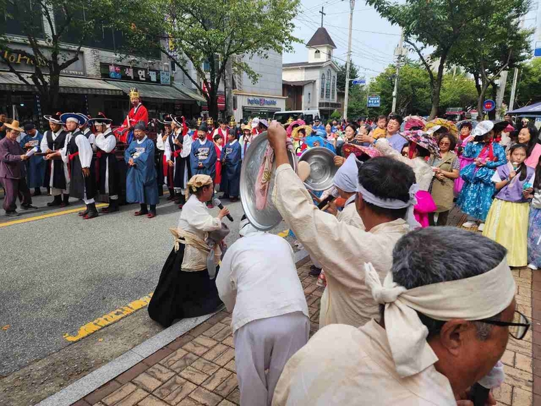 주민과 외국인이 함께 어울려 지역 전통문화를 직접 재현·체험하는 참여형 문화유산 축제로, 올해로 11년 차를 맞아 더욱 풍성한 프로그램으로 진행된다. 오는 27일 평택시 팽성읍 객사에서 개최된다.