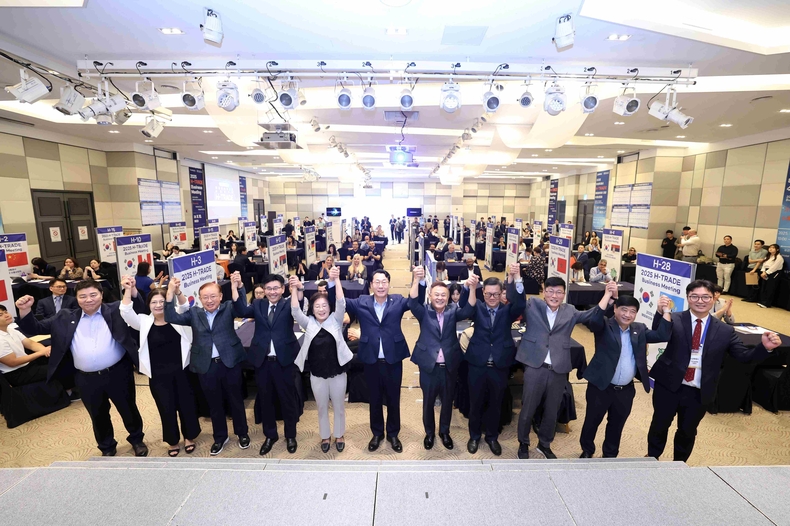 화성특례시 H-TRADE 해외바이어 초청 수출상담회에서 정명근 화성특례시장(사진 가운데)과 참석자들이 기념 촬영하고 있다.