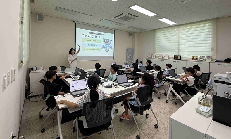 사회적경제주간 행사 일환으로 진행된 사회적경제기업 생성형 인공지능을 활용한 그림책 만들기 원데이 클래스 모습.