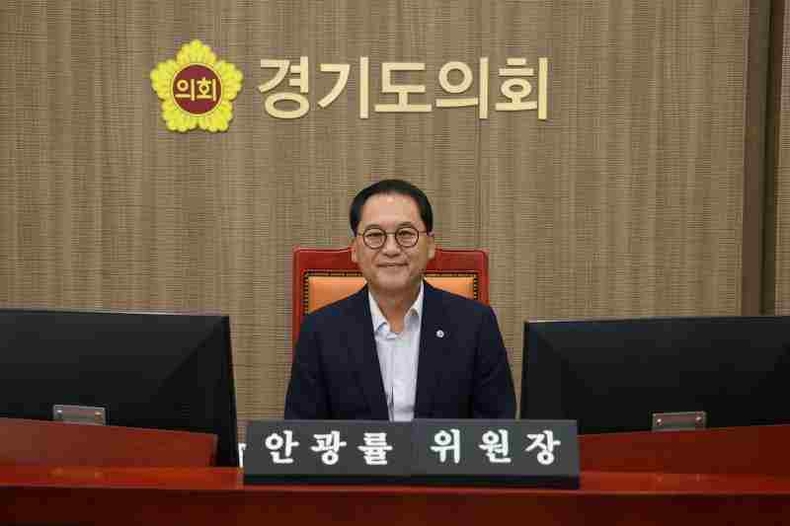 경기도의회 교육기획위원회 안광률 위원장이 지난 10일 열린 제386회 임시회 상임위 회의에서 경기도교육청이 제출한 ‘2025회계연도 경기도교육비특별회계 세출예산 이용에 관한 건’에 대해 절차적 정당성을 훼손했다며 깊은 유감을 표했다.