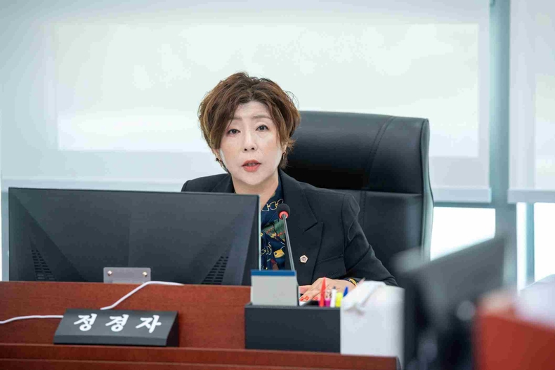정경자 경기도의회 의원이 10일 열린 경기도의회 제386회 임시회 보건복지위원회 제1차 회의에서 “현재 경기도 내 16만명에 달하는 장기요양요원을 단 1개의 광역센터에서 감당한다는 것은 불가능한 구조”라면서 “현실에 맞게 시·군 단위로 확대하는 근본적인 대책 마련이 필요하다”고 촉구했다.