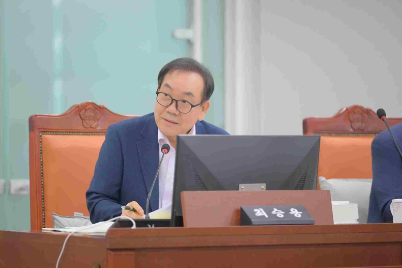 최승용 경기도의회 도시환경위원회 의원이 도시주택실, 도시개발국, 기후환경에너지국, 수자원본부, 보건환경연구원 대상으로 실시한 2025년 제2차 추가경정예산안 심사에서 “민생경제를 위해 세출 구조조정으로 감액된 사업들이 차질 없이 추진될 수 있도록 보완책을 마련해 달라”고 요구했다.