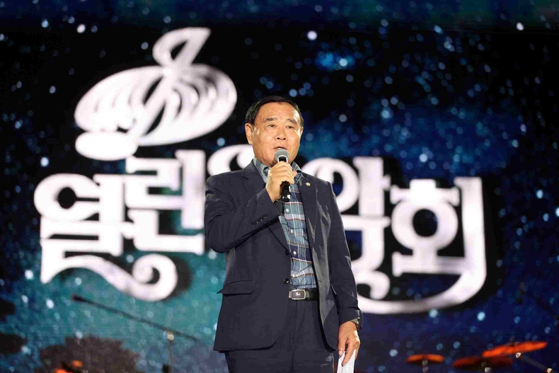 수원특례시의회가 화성행궁광장 특설무대에서 열린 ‘KBS 열린음악회’에 참석해 시 승격 76주년의 의미를 시민들과 함께 했다. 이재식 의장이 인사말을 하고 있다.<br>