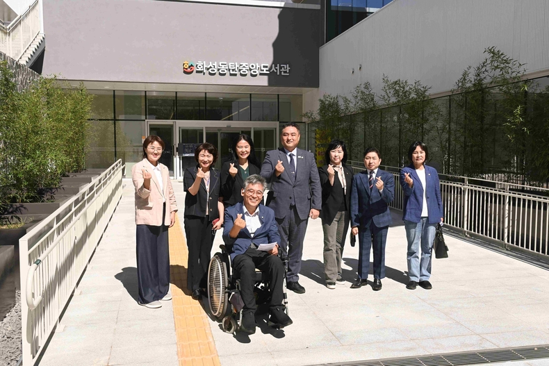 화성특례시의회 문화복지위원회가 10월 개관을 앞둔 화성동탄 중앙도서관을 방문해 주요 시설 점검과 현안에 대해 소통했다.