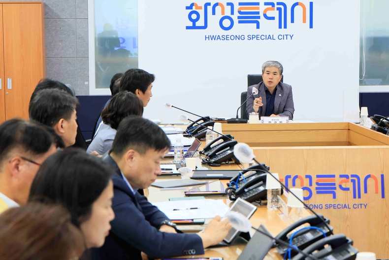 정구원 화성특례시 제1부시장이 11일 중대재해예방 안전점검 대책회의를 주재하고 있다.
