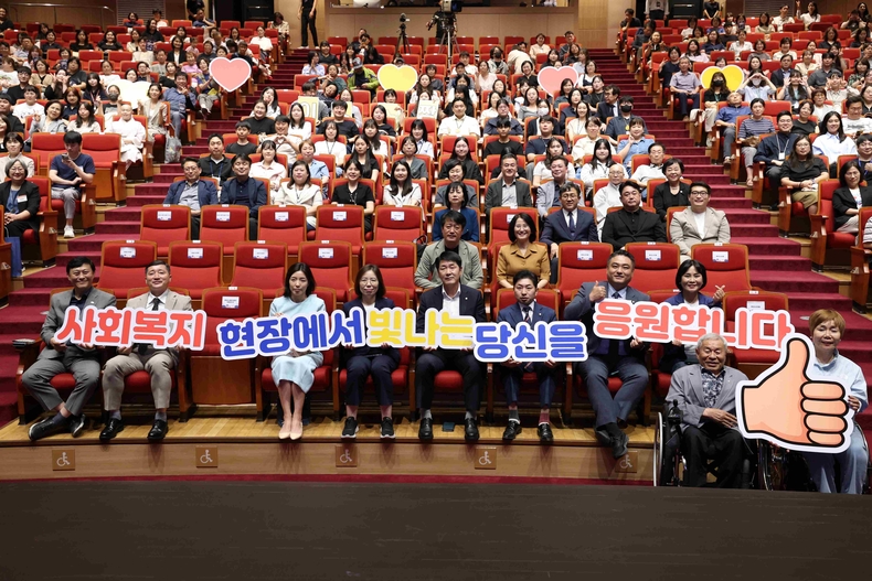 2025 화성특례시 복지페스타에 참석한 주요 내빈과 복지 분야 종사자들이 기념 촬영을 하고 있다.